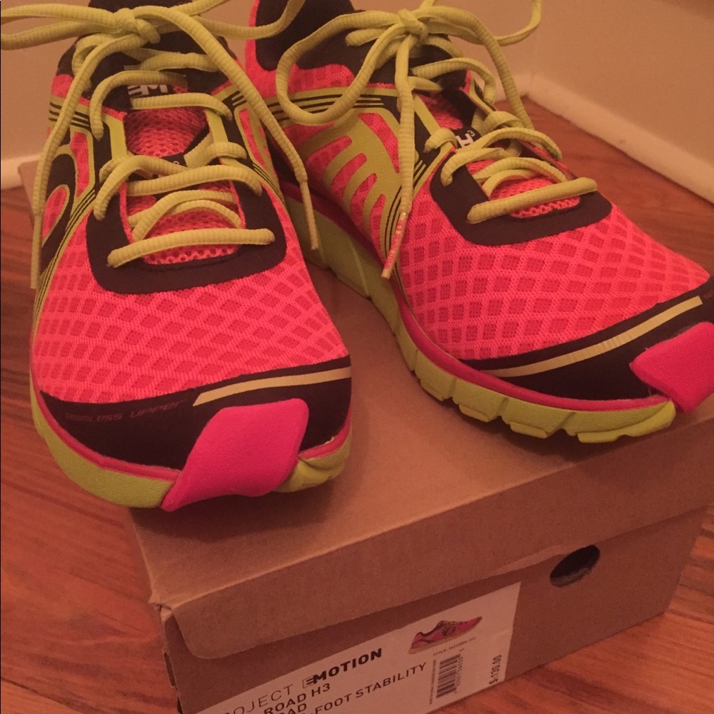 NEW Pearl iZumi Women’s Running Shoe